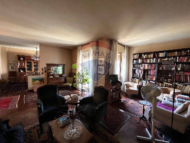 Foto Appartamento in Via Montello, Saronno di 145 m² con 3 locali