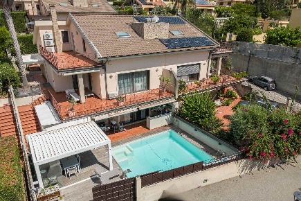 Foto Villa unifamiliare a Messina Ganzirri di 330 m² con 10 locali