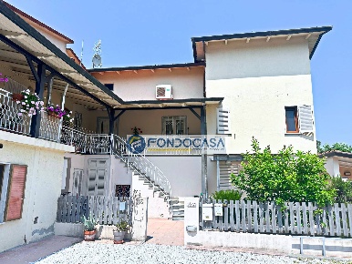 Foto Appartamento in Via Garosi, Massa Marina di Massa Centro di 103 m²