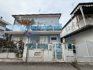 Foto Villa a schiera in Via Nemi, Tortoreto Tortoreto Lido di 90 m²