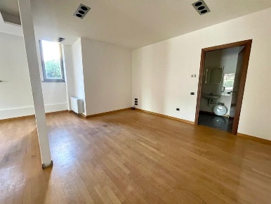 Foto Negozio a Buguggiate di 150 m² con 1 locali in vendita