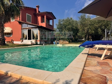 Foto Villa unifamiliare a Seravezza di 234 m² con 8 locali in vendita