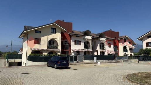 Foto Appartamento in Umberto I, Piscina di 90 m² con 3 locali in vendita