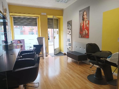 Foto Negozio in Corso Piemonte 76, Saluzzo Centro di 43 m² con 2 locali