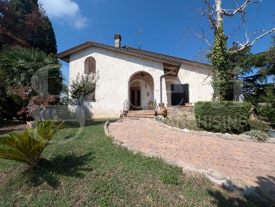 Foto Casa indipendente in Via ENTRATA 1, Torgiano Centro di 200 m²