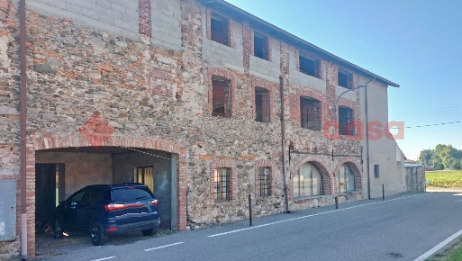 Foto Rustico in sorga, Borgomanero Centro di 260 m² con 5 locali in vendita