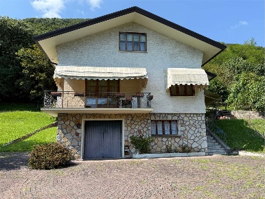 Foto Casa indipendente a Revine Lago di 244 m² con 9 locali in vendita