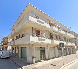 Foto Negozio in Via Giuseppe Mazzini, Porto Sant'Elpidio Centro di 115 m²