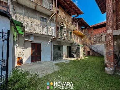 Foto Rustico in Via Martiri 2, Cavaglio d'Agogna di 278 m² con 8 locali