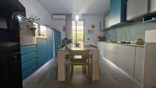 Foto Villa a schiera in via g. falcone, Ghedi Centro di 189 m² con 4 locali