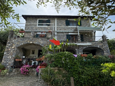 Foto Villa unifamiliare in Via Monsignore Tornatore, Dolceacqua di 230 m²