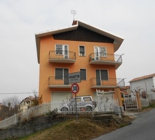 Foto Appartamento in Via Ascheri 19, Torre Mondovì di 91 m² con 4 locali