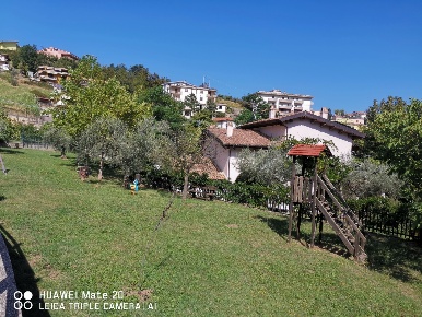 Foto Appartamento in Via Colli, Farindola Centro di 112 m² con 8 locali