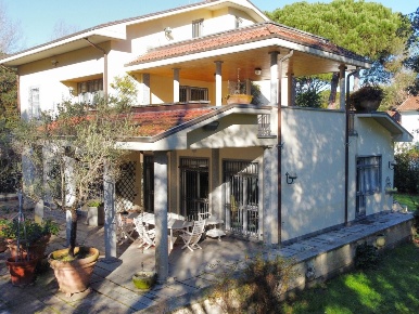 Foto Villa unifamiliare a Massa Ronchi - Poveromo di 380 m² con 9 locali