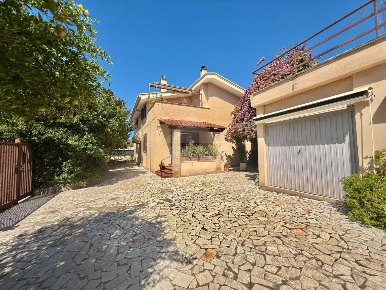 Foto Villa unifamiliare in Via dei Rinuccini, Roma di 145 m² con 5 locali
