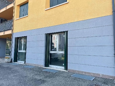 Foto Negozio in Via Como, Brivio Centro di 240 m² con 4 locali in vendita