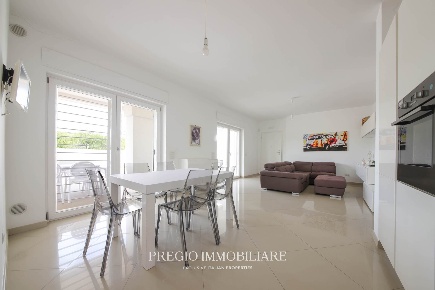 Foto Appartamento in Via Conchia, Monopoli Centro di 92 m² con 3 locali