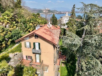 Foto Villa singola a Arona Centro di 400 m² con 10 locali in vendita