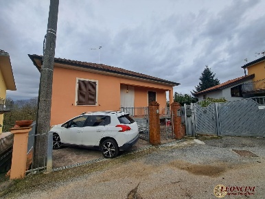 Foto Villa unifamiliare in Via Malacosta, Aulla di 188 m² con 9 locali