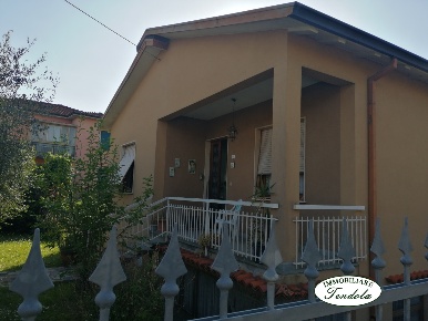 Foto Casa indipendente a Fosdinovo Borghetto Melara di 270 m² con 5 locali