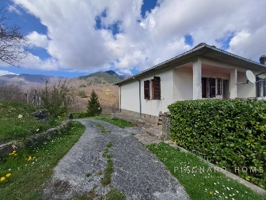 Foto Casa indipendente a Zeri di 289 m² con 10 locali in vendita