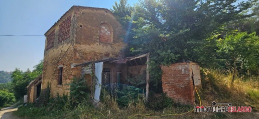 Foto Rustico a Poggibonsi di 352 m² con 7 locali in vendita