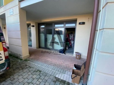 Foto Negozio in Via Giovanni XXIII, Massarosa Massarosa Paese di 65 m²