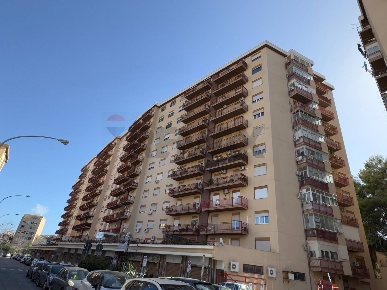Foto Appartamento in Via Michele Titone 41, Palermo di 111 m² con 4 locali