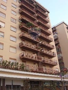 Foto Appartamento in Via Michele Titone, Palermo di 111 m² con 4 locali