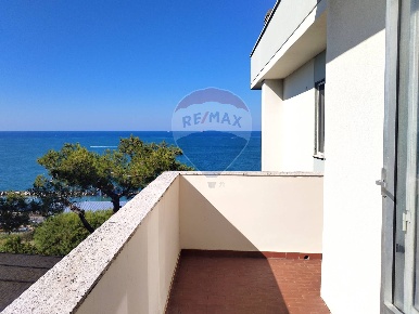 Foto Appartamento a Ancona Torrette di 102 m² con 4 locali in vendita