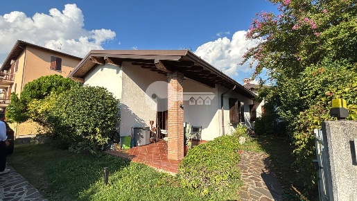 Foto Villa bifamiliare in Via Giordano, Ghedi Centro di 188 m² con 5 locali