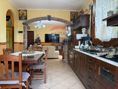 Foto Appartamento in Via Piave, Riposto Centro di 100 m² con 5 locali
