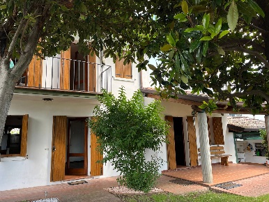 Foto Villa bifamiliare in via Michelangelo Grigoletti, Pordenone di 184 m²