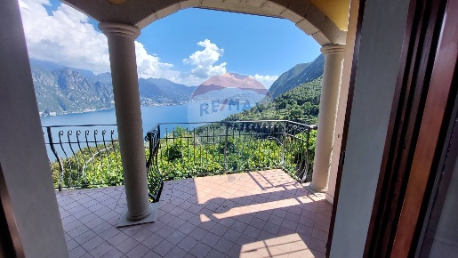 Foto Casa indipendente a Fonteno Centro di 260 m² con 5 locali in vendita