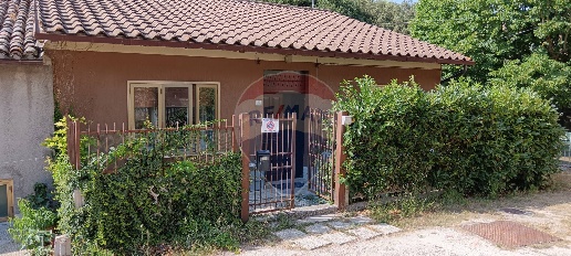 Foto Casa indipendente a Fossato di Vico Centro di 218 m² con 4 locali