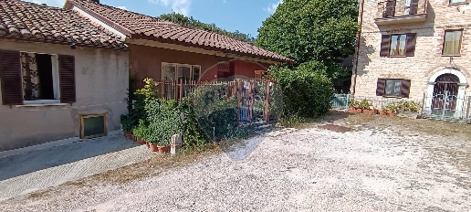 Foto Casa indipendente a Fossato di Vico Centro di 218 m² con 4 locali