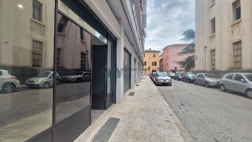 Foto Locale commerciale in VIA GALILEO GALILEI, Ascoli Piceno di 30 m²