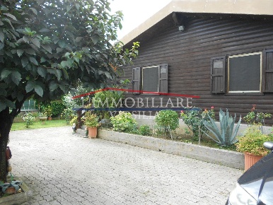 Foto Casa indipendente a Massa Zona Industriale di 152 m² con 8 locali