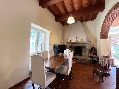 Foto Appartamento in Loc. Quarata, Arezzo di 280 m² con 7 locali in vendita