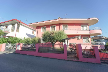 Foto Villa unifamiliare in Viale Bagno di Romagna 1A, Riccione Parco