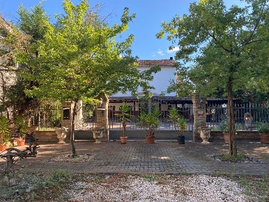 Foto Rustico a Soliera Centro di 320 m² con 10 locali in vendita