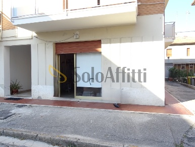 Foto Locale commerciale a Senigallia Borgo Molino, Portone di 36 m²