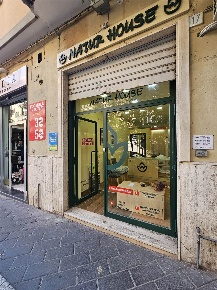 Foto Negozio a Salerno Torrione di 40 m² con 3 locali in affitto