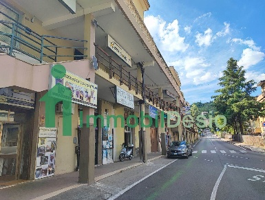 Foto Locale commerciale a Potenza Centro di 54 m² con 3 locali in vendita