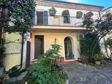 Foto Case semi ndipendenti a Riccione Centro di 289 m² con 7 locali