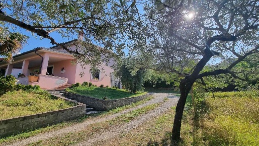 Foto Villa unifamiliare a Poggio Mirteto di 152 m² con 4 locali in vendita