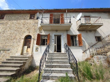 Foto Appartamento a Gualdo Cattaneo di 100 m² con 6 locali in vendita