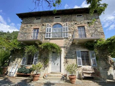 Foto Casa indipendente in Via Lugnacco, Parella di 478 m² con 14 locali