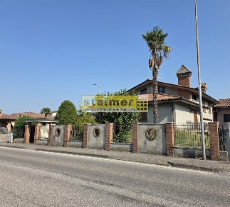 Foto Villa unifamiliare in viale Olimpia, Cornegliano Laudense di 220 m²
