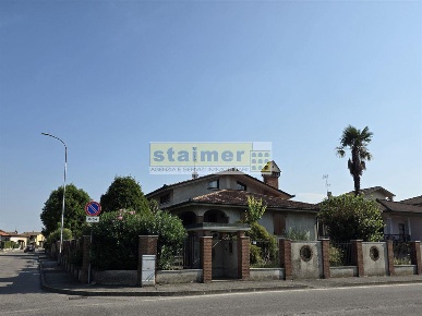 Foto Villa unifamiliare in viale Olimpia, Cornegliano Laudense di 220 m²